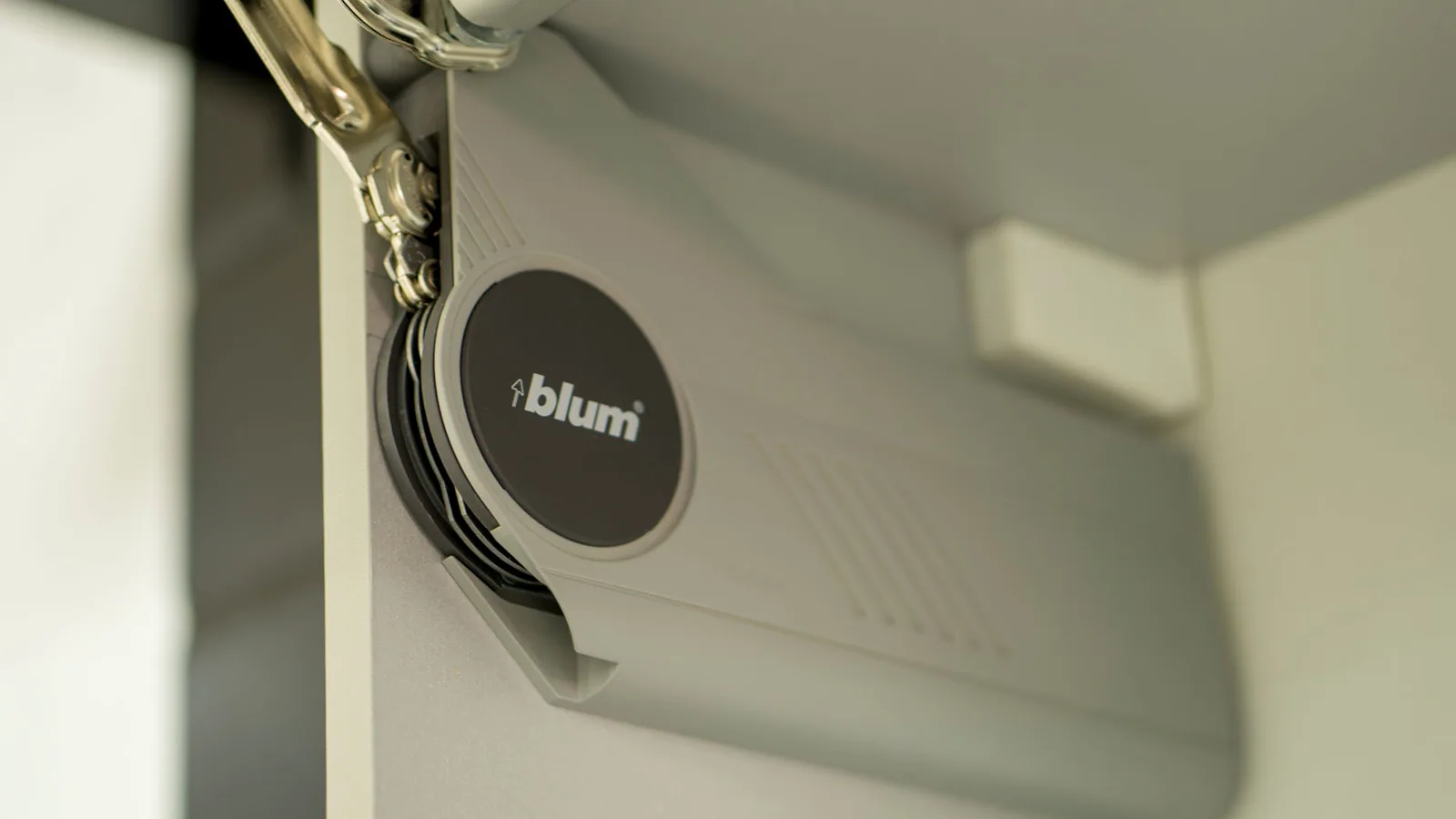 Направляющая Blum с доводчиком крупным планом
