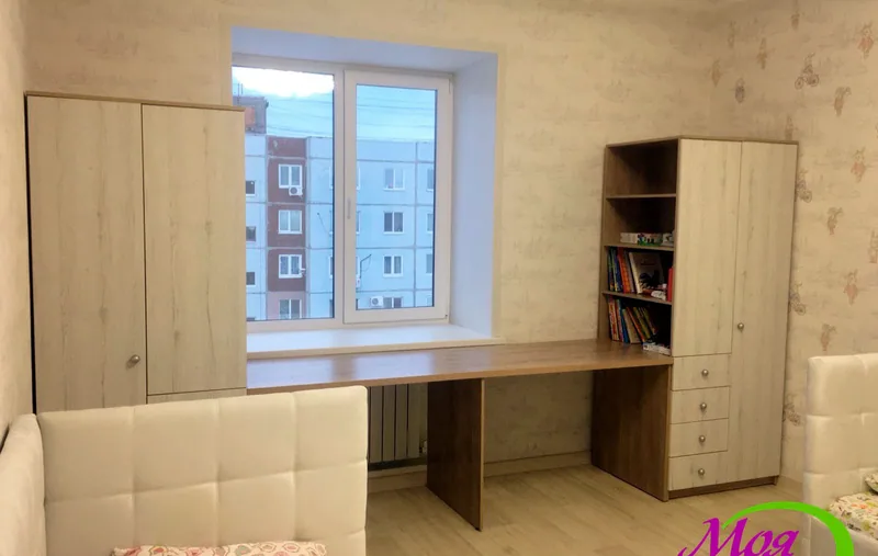 Письменный стол с полками и шкафом в детской