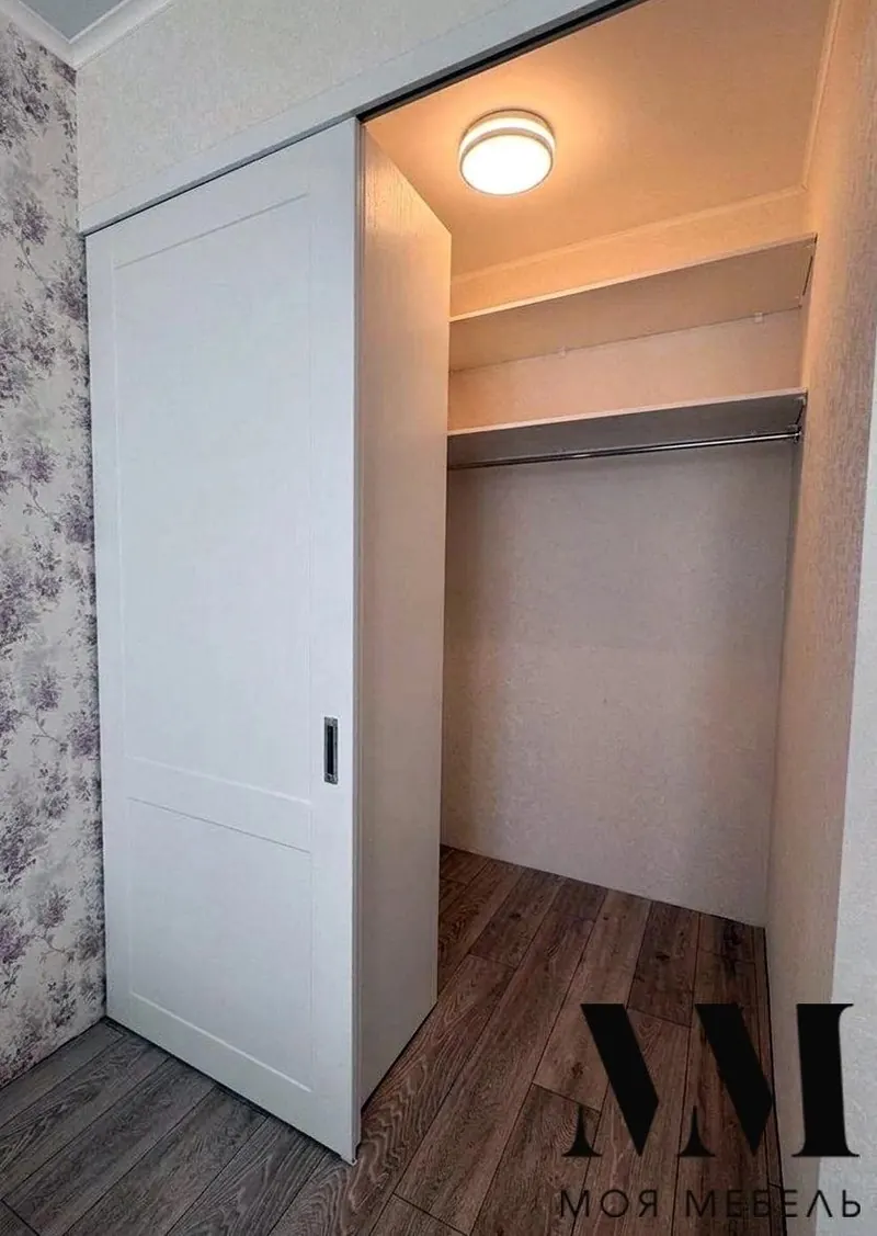 белая открытая гардеробная, полки, штанги, три ящика, споты